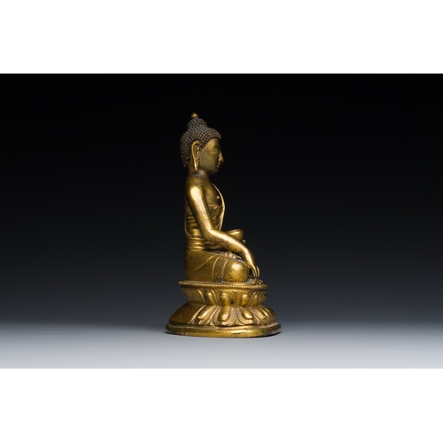 259 - A Sino-Tibetan gilt bronze Medicine Buddha or Bhaishajyaguru, 16th C.Description:H.: 17 cm Weight: 1... 