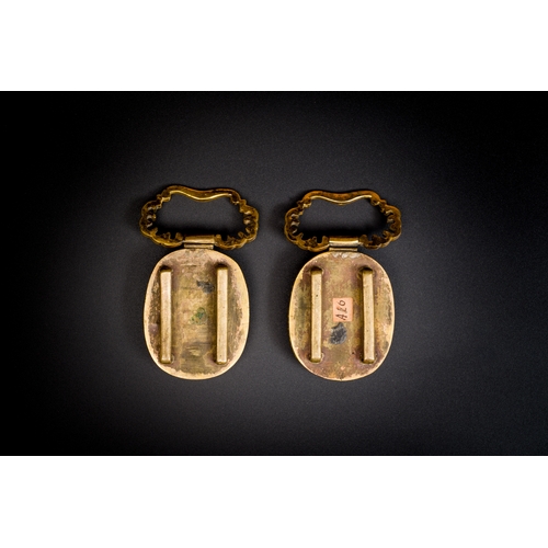 260 - A pair of Chinese gilt-bronze belt ornaments with moss agate, QianlongDescription:Dim.: 8 x 5 x 2,3 ... 