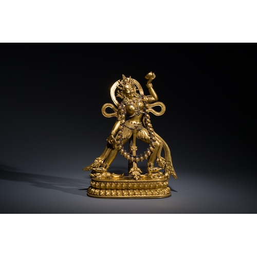 262 - A Tibetan gilt bronze sculpture of Sarvabuddha Dakini, probably 15th C.Description:H.: 35,5 cm Weigh... 