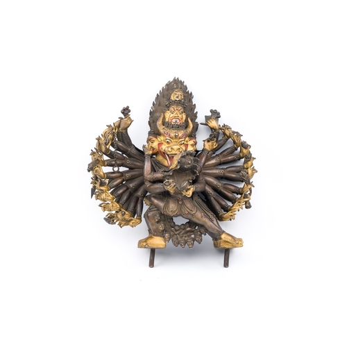 263 - A Sino-Tibetan gilt bronze sculpture of Yamantaka, probably 17/18th C.Description:H.: 30,5 cm - L.: ... 