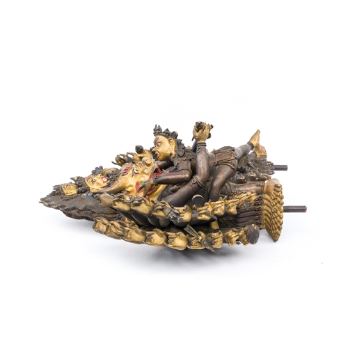 263 - A Sino-Tibetan gilt bronze sculpture of Yamantaka, probably 17/18th C.Description:H.: 30,5 cm - L.: ... 