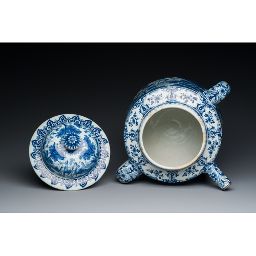 345 - An extremely rare Dutch Delft blue and white posset pot, early 18th C.Description:L.: 27,5 (incl. th... 