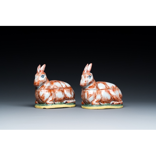 346 - A pair of polychrome Dutch Delft 'hare' tureens and covers, 18th C.Description:L.: 12 cm - H.: 10 cm... 