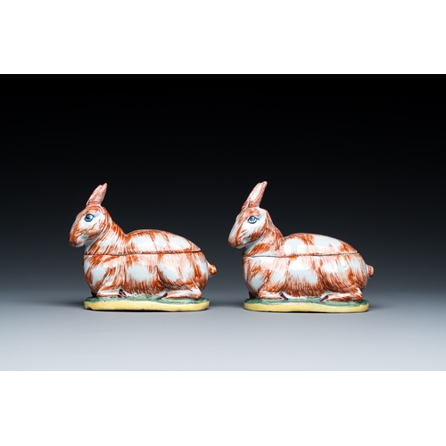 346 - A pair of polychrome Dutch Delft 'hare' tureens and covers, 18th C.Description:L.: 12 cm - H.: 10 cm... 