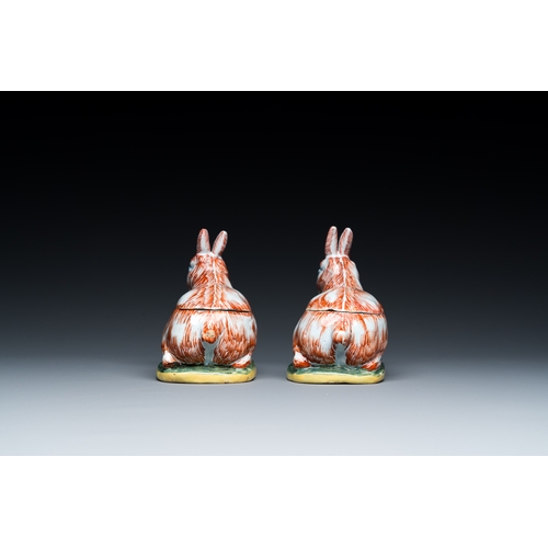 346 - A pair of polychrome Dutch Delft 'hare' tureens and covers, 18th C.Description:L.: 12 cm - H.: 10 cm... 