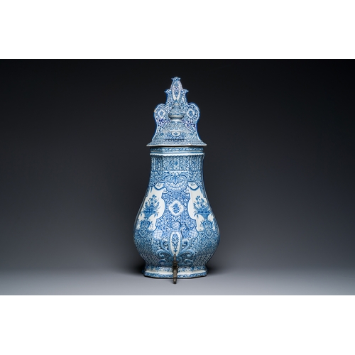 347 - A massive blue and white Dutch Delft cistern and cover, 1st half 18th C.Description:H.: 76,5 cm (cis... 