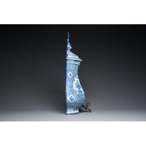 347 - A massive blue and white Dutch Delft cistern and cover, 1st half 18th C.Description:H.: 76,5 cm (cis... 