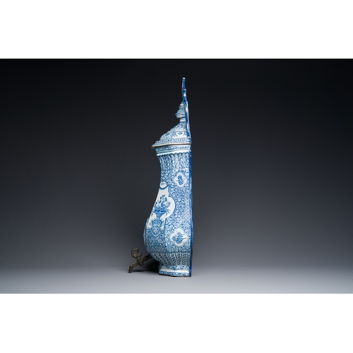 347 - A massive blue and white Dutch Delft cistern and cover, 1st half 18th C.Description:H.: 76,5 cm (cis... 