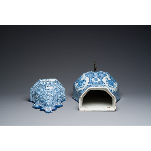 347 - A massive blue and white Dutch Delft cistern and cover, 1st half 18th C.Description:H.: 76,5 cm (cis... 