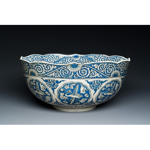 354 - A large blue and white Safavid-style chinoiserie bowl, Samson, Paris, 19th C.Description:Dia.: 41 cm... 