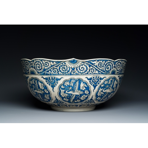 354 - A large blue and white Safavid-style chinoiserie bowl, Samson, Paris, 19th C.Description:Dia.: 41 cm... 