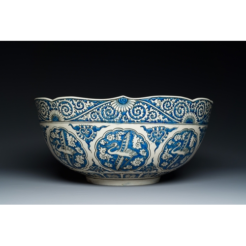 354 - A large blue and white Safavid-style chinoiserie bowl, Samson, Paris, 19th C.Description:Dia.: 41 cm... 