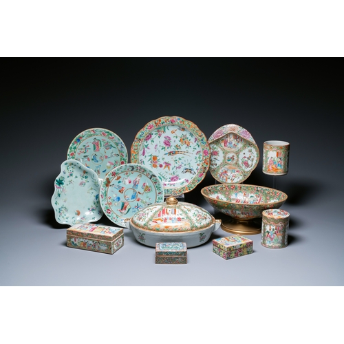 10 - An extensive collection of Chinese Canton famille rose porcelain, 19th C.Description:L.: 37,5 cm â... 