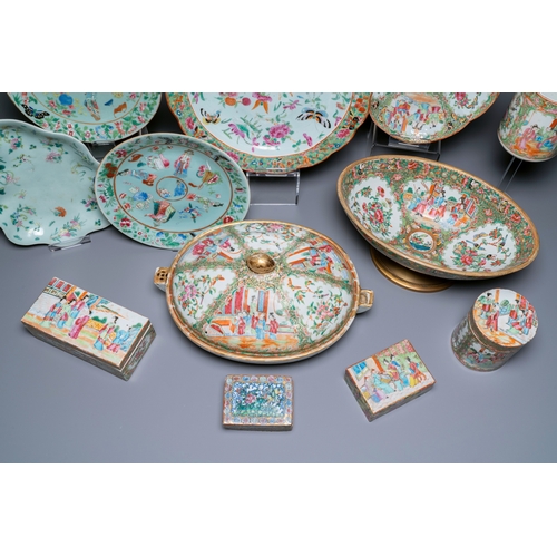 10 - An extensive collection of Chinese Canton famille rose porcelain, 19th C.Description:L.: 37,5 cm â... 