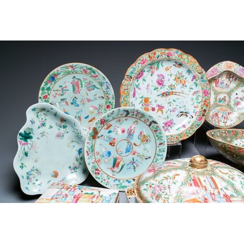 10 - An extensive collection of Chinese Canton famille rose porcelain, 19th C.Description:L.: 37,5 cm â... 