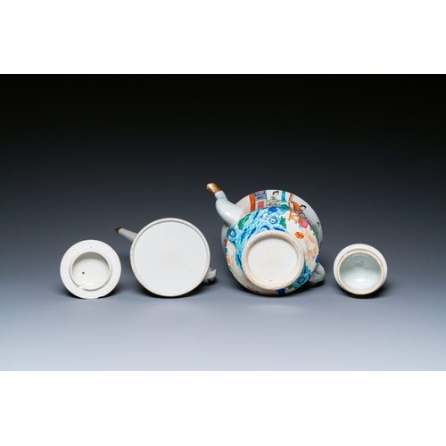 12 - A Chinese Canton famille rose 14-piece coffee- and tea-service, 19th C.Description:L.: 26,5 cm â H... 