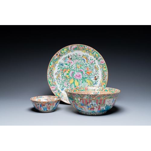 13 - Two Chinese Canton famille rose bowls and a dish, 19th C.Description:Dia.: 37 cm (the dish)Dia.: 28,... 