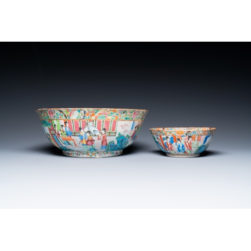 13 - Two Chinese Canton famille rose bowls and a dish, 19th C.Description:Dia.: 37 cm (the dish)Dia.: 28,... 