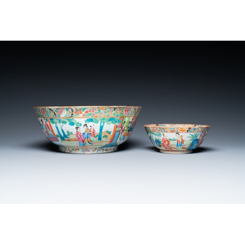 13 - Two Chinese Canton famille rose bowls and a dish, 19th C.Description:Dia.: 37 cm (the dish)Dia.: 28,... 