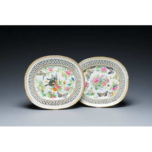 17 - A pair of Chinese oval reticulated Canton famille rose 'butterfly' dishes, 19th C.Description:Dim.: ... 