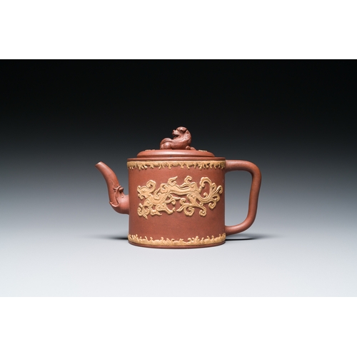 31 - A Chinese Yixing stoneware teapot and cover with an applied dragon, KangxiDescription:L.: 18 cm - H.... 