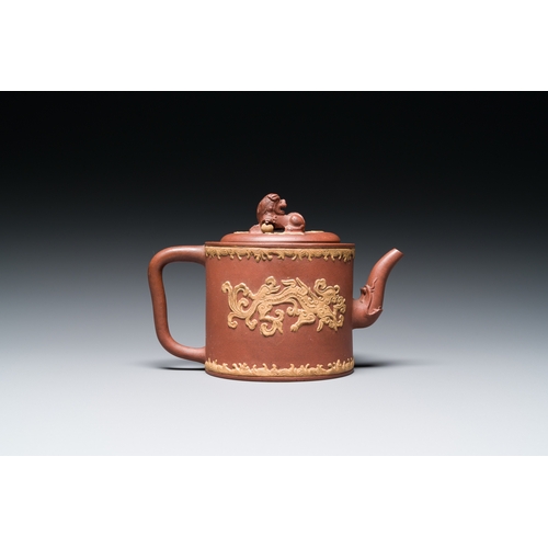 31 - A Chinese Yixing stoneware teapot and cover with an applied dragon, KangxiDescription:L.: 18 cm - H.... 