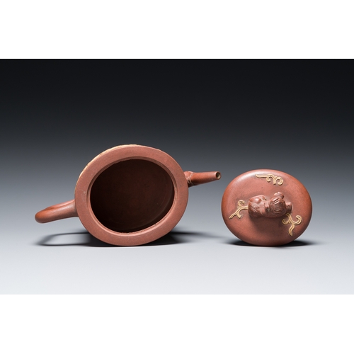 31 - A Chinese Yixing stoneware teapot and cover with an applied dragon, KangxiDescription:L.: 18 cm - H.... 