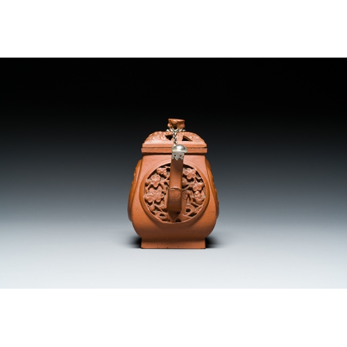 32 - A Chinese reticulated double-walled Yixing stoneware teapot and cover, KangxiDescription:L.: 13,5 cm... 