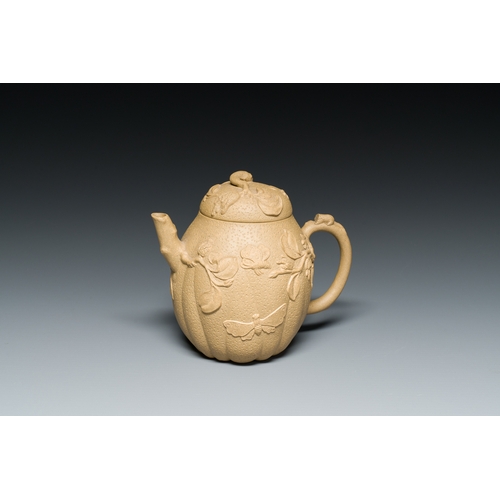 34 - A Chinese Yixing stoneware teapot and cover with squirrels and butterflies, Chen Janyin é³å»ºå¯ se... 