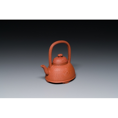 35 - A Chinese Yixing stoneware carved 'chrysanthemum' teapot and cover, KangxiDescription:H.: 11 cm - L.... 