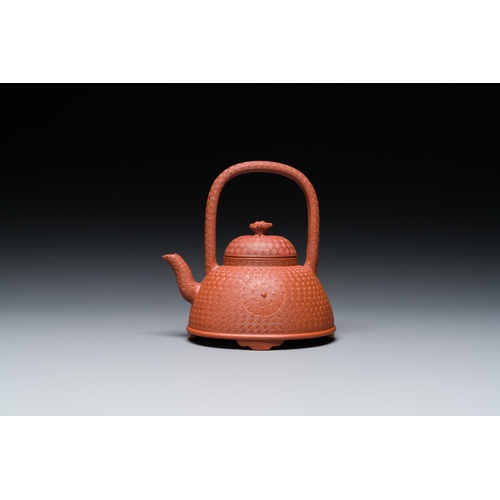 35 - A Chinese Yixing stoneware carved 'chrysanthemum' teapot and cover, KangxiDescription:H.: 11 cm - L.... 