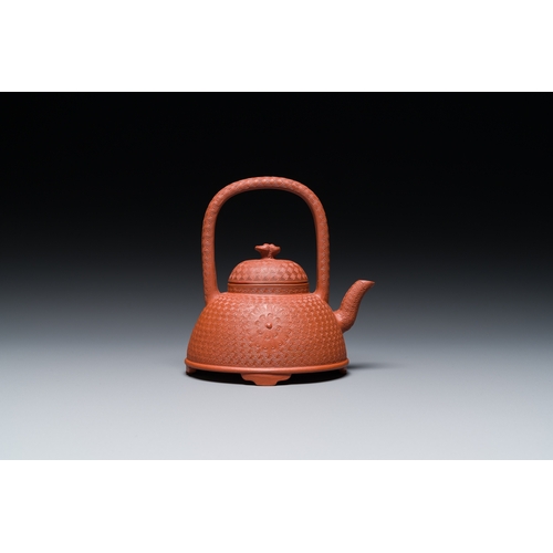 35 - A Chinese Yixing stoneware carved 'chrysanthemum' teapot and cover, KangxiDescription:H.: 11 cm - L.... 