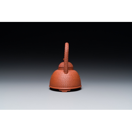 35 - A Chinese Yixing stoneware carved 'chrysanthemum' teapot and cover, KangxiDescription:H.: 11 cm - L.... 