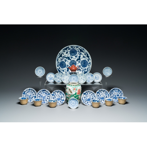 41 - A varied collection of Chinese porcelain, 18/19th C.Description:Dia.: 33 cm (the dish)H.: 18 cm (the... 