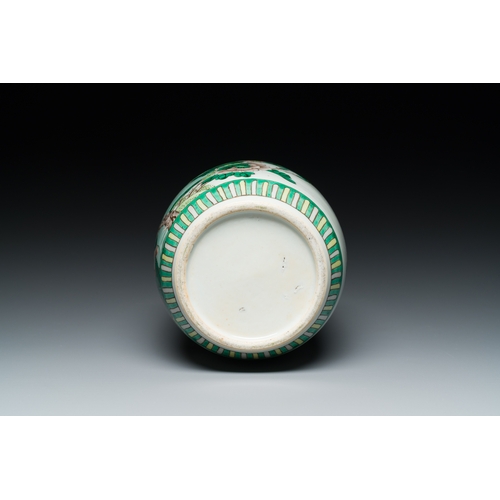 41 - A varied collection of Chinese porcelain, 18/19th C.Description:Dia.: 33 cm (the dish)H.: 18 cm (the... 