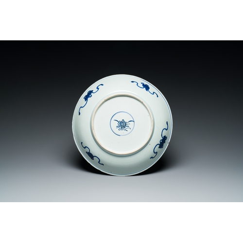 41 - A varied collection of Chinese porcelain, 18/19th C.Description:Dia.: 33 cm (the dish)H.: 18 cm (the... 