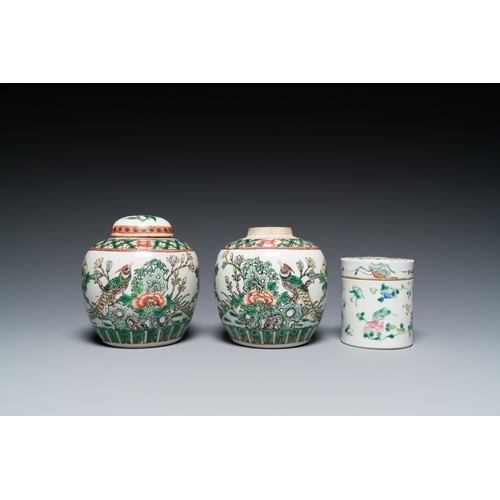 42 - A varied collection of Chinese porcelain, 19th C.Description:Dia.: 37,5 cm (the dish)H.: 31 cm (the ... 