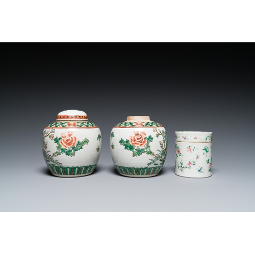 42 - A varied collection of Chinese porcelain, 19th C.Description:Dia.: 37,5 cm (the dish)H.: 31 cm (the ... 