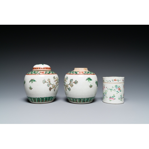 42 - A varied collection of Chinese porcelain, 19th C.Description:Dia.: 37,5 cm (the dish)H.: 31 cm (the ... 