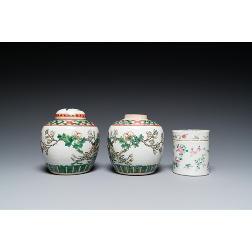 42 - A varied collection of Chinese porcelain, 19th C.Description:Dia.: 37,5 cm (the dish)H.: 31 cm (the ... 