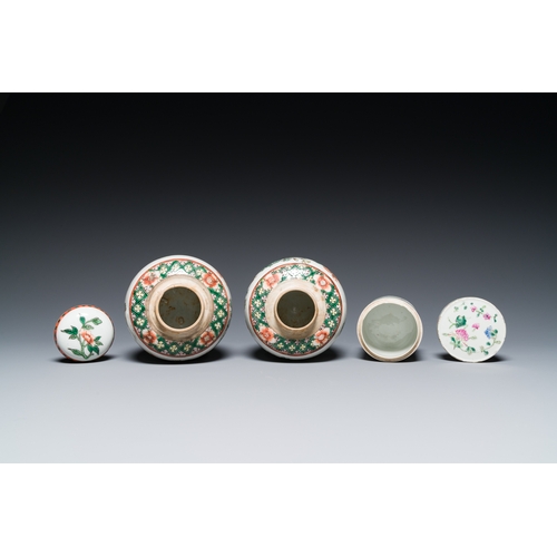 42 - A varied collection of Chinese porcelain, 19th C.Description:Dia.: 37,5 cm (the dish)H.: 31 cm (the ... 