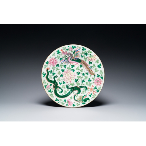 42 - A varied collection of Chinese porcelain, 19th C.Description:Dia.: 37,5 cm (the dish)H.: 31 cm (the ... 