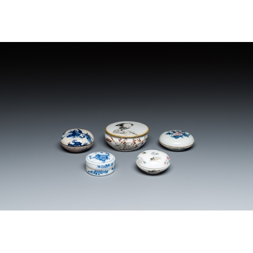 43 - Five various Chinese seal paste boxes and covers, 19/20th C.Description:Dia.: 6,7 cm - H.: 3 cm (the... 