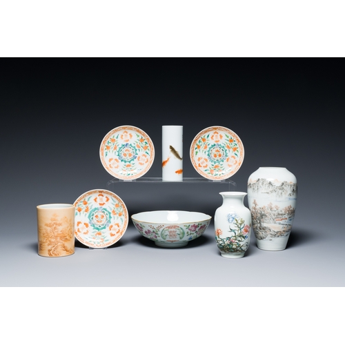 44 - A varied collection of Chinese porcelain, 19/20th C.Description:Dia.: 19,5 cm - H.: 7 cm (the bowl)H... 