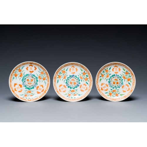 44 - A varied collection of Chinese porcelain, 19/20th C.Description:Dia.: 19,5 cm - H.: 7 cm (the bowl)H... 