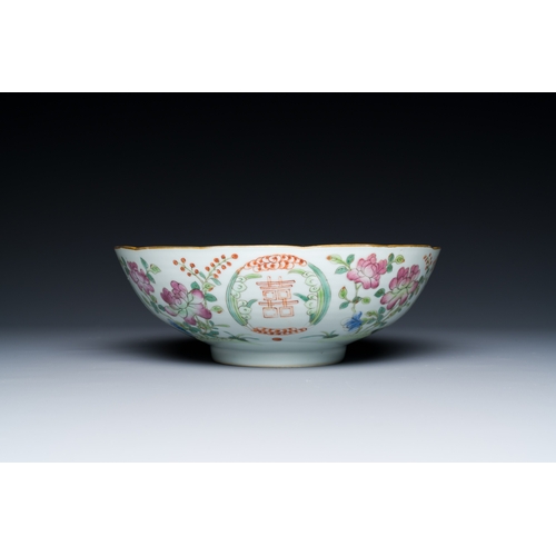 44 - A varied collection of Chinese porcelain, 19/20th C.Description:Dia.: 19,5 cm - H.: 7 cm (the bowl)H... 