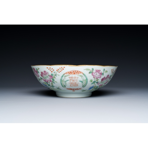 44 - A varied collection of Chinese porcelain, 19/20th C.Description:Dia.: 19,5 cm - H.: 7 cm (the bowl)H... 