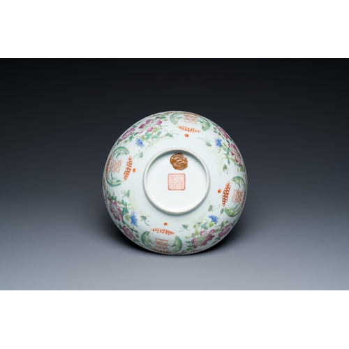 44 - A varied collection of Chinese porcelain, 19/20th C.Description:Dia.: 19,5 cm - H.: 7 cm (the bowl)H... 