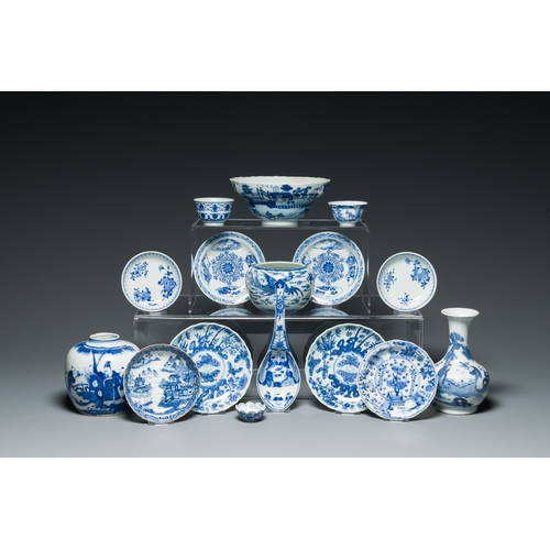 45 - A varied collection of Chinese blue and white wares, 19/20th C.Description:L.: 22 cm (the spoon)H.: ... 