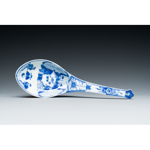 45 - A varied collection of Chinese blue and white wares, 19/20th C.Description:L.: 22 cm (the spoon)H.: ... 